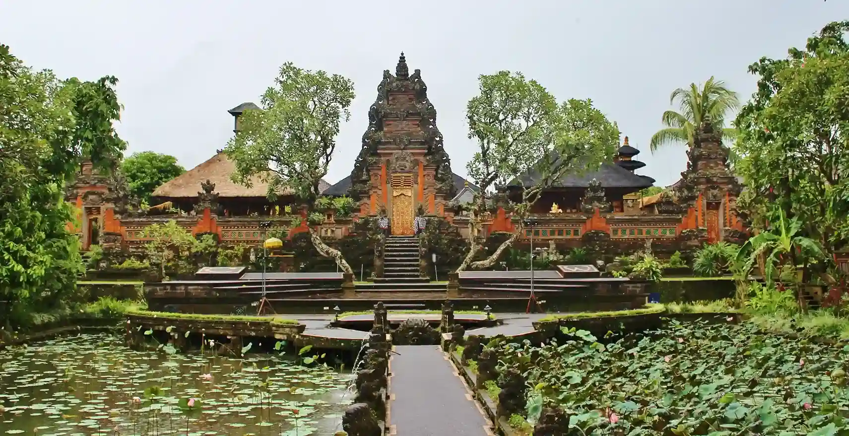 Ubud Royal Palace and its lotus pond